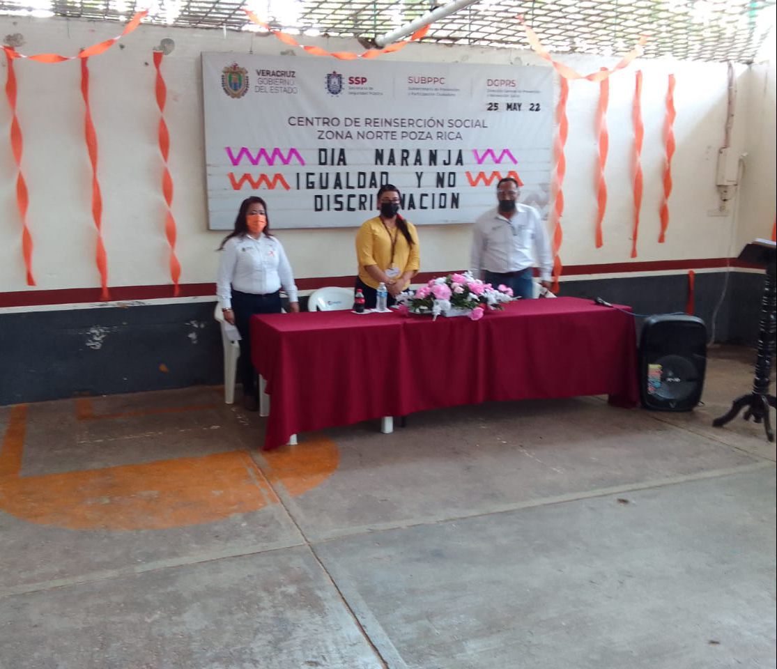 Plática por Día Naranja a personas del CERESO