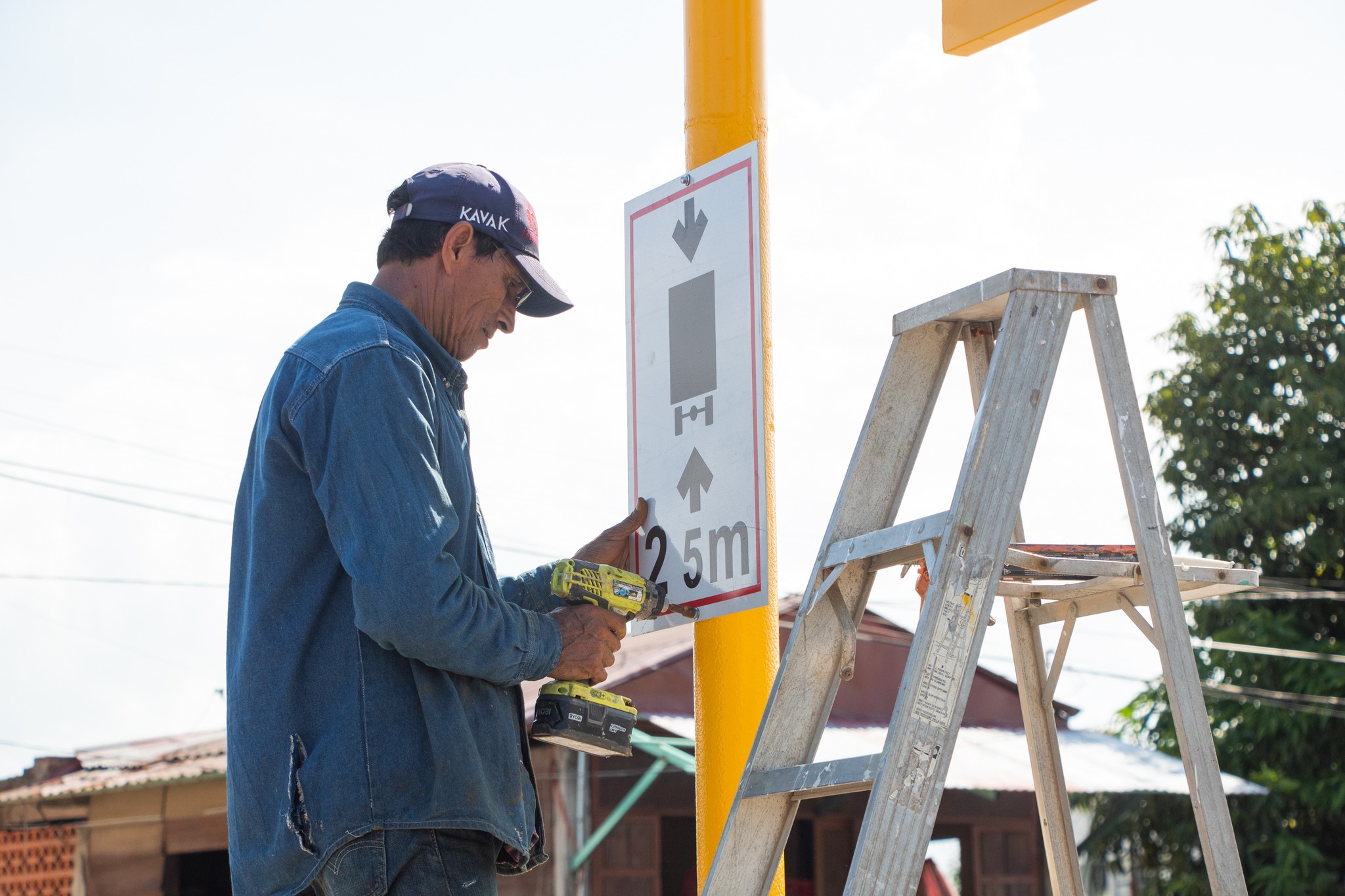 Instalación de arcos restrictivos de peso y altura en las entradas del distribuidor vial