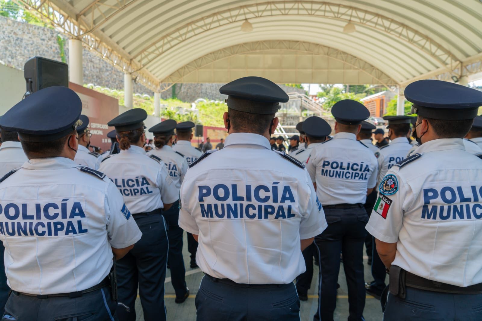 Entrega de constancias a policía municipal por capacitación en materia de Derechos Humanos