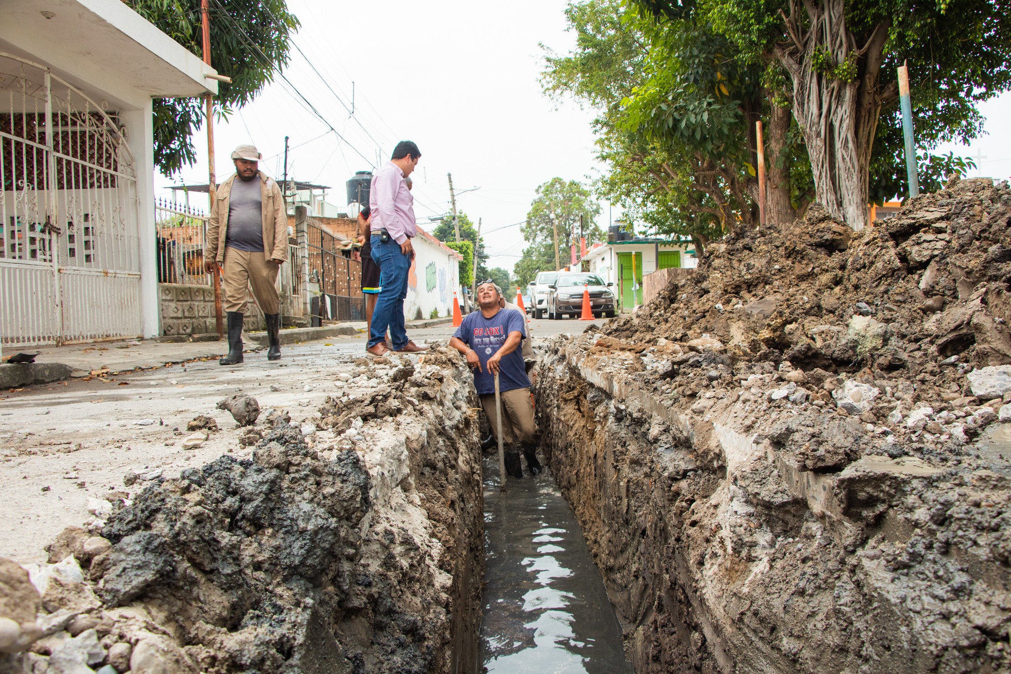Se atiende colapso de drenaje en la colonia División de Oriente