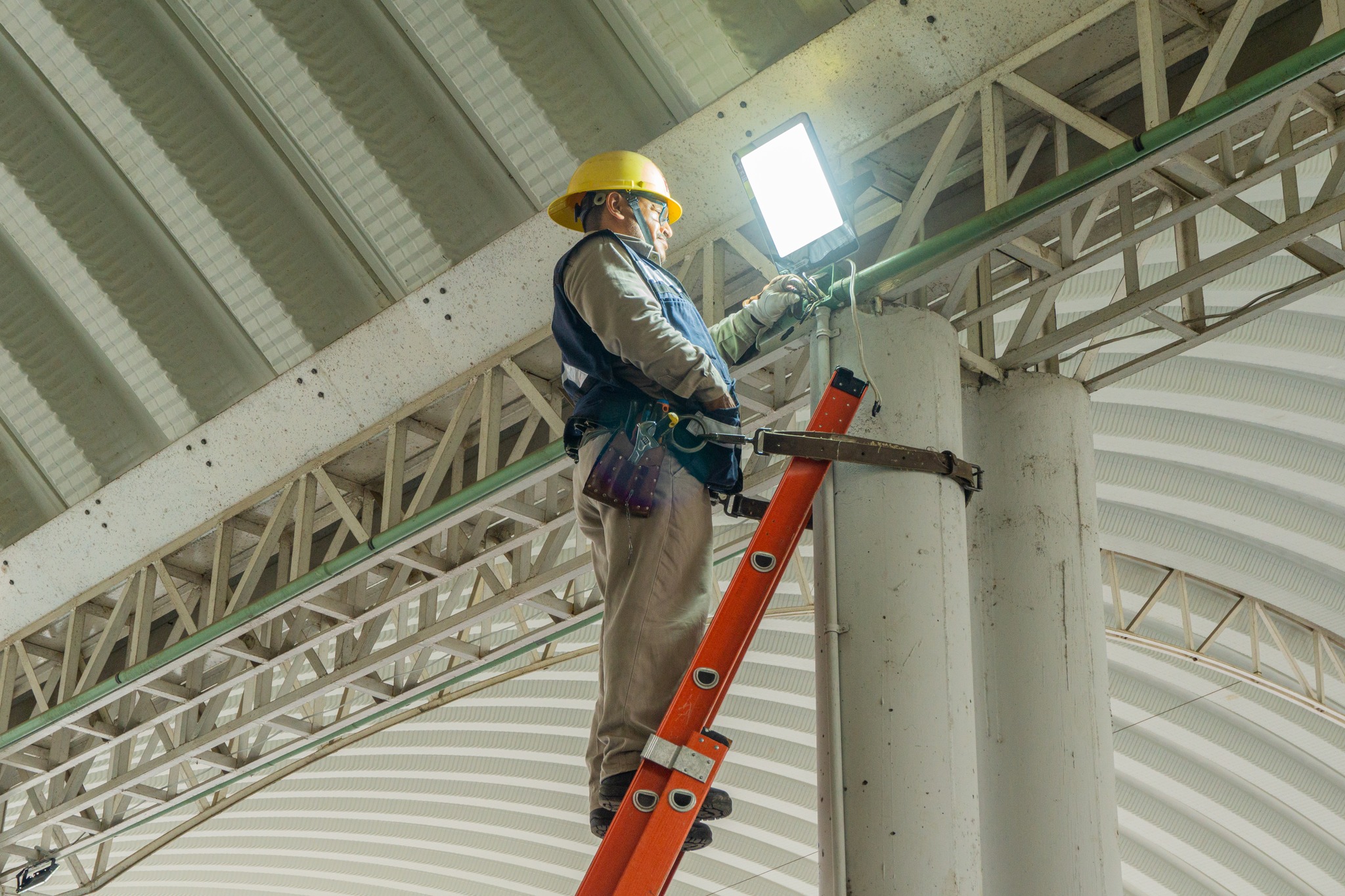 Trabajos de rehabilitación de luminarias e instalación de lámparas en la colonia Laredo