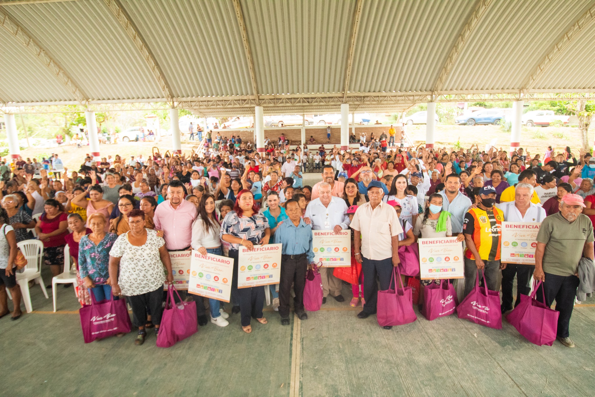 Entrega de apoyos alimentarios en la colonia Prensa Nacional