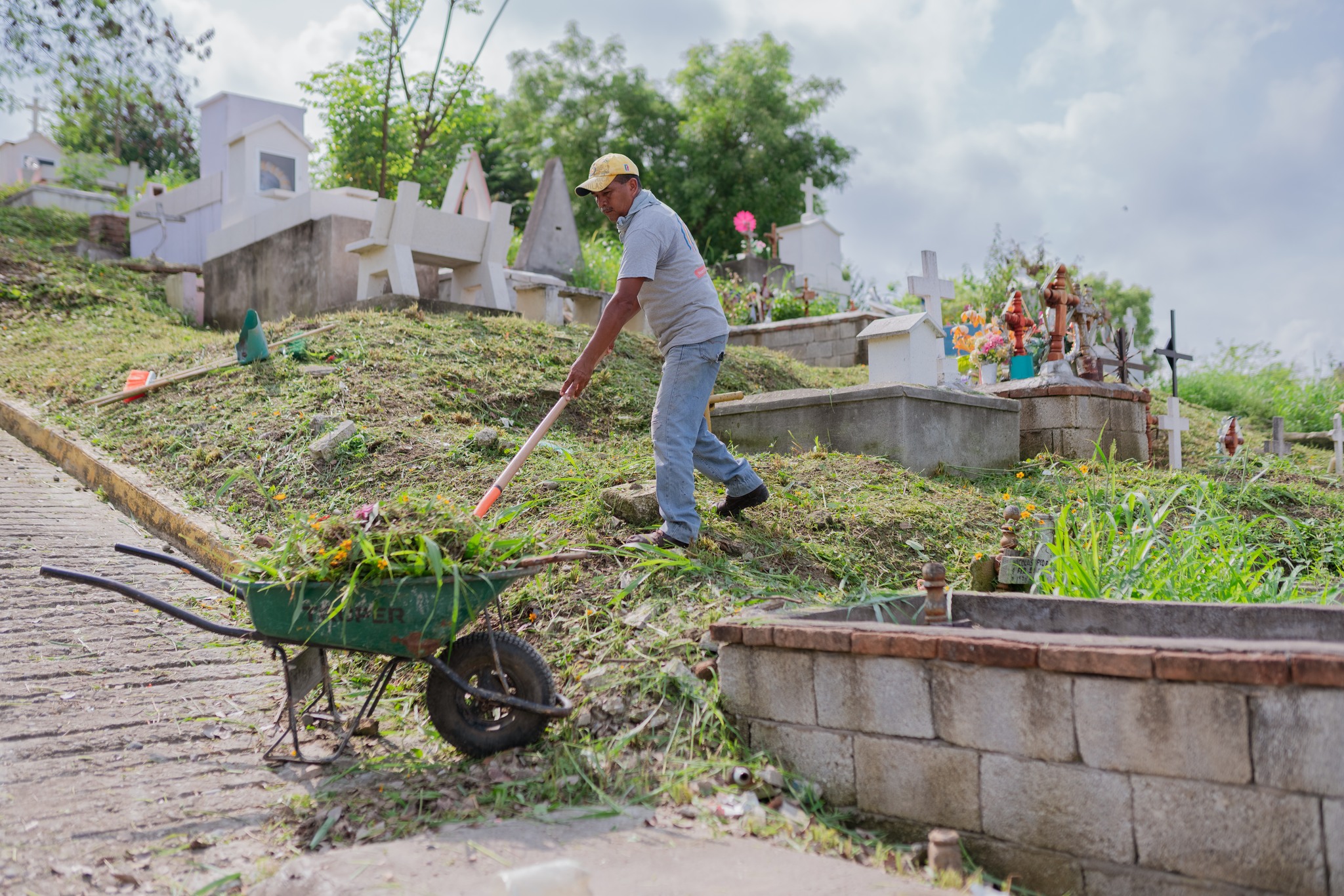 Jornada de limpieza al Panteón Santísima Trinidad