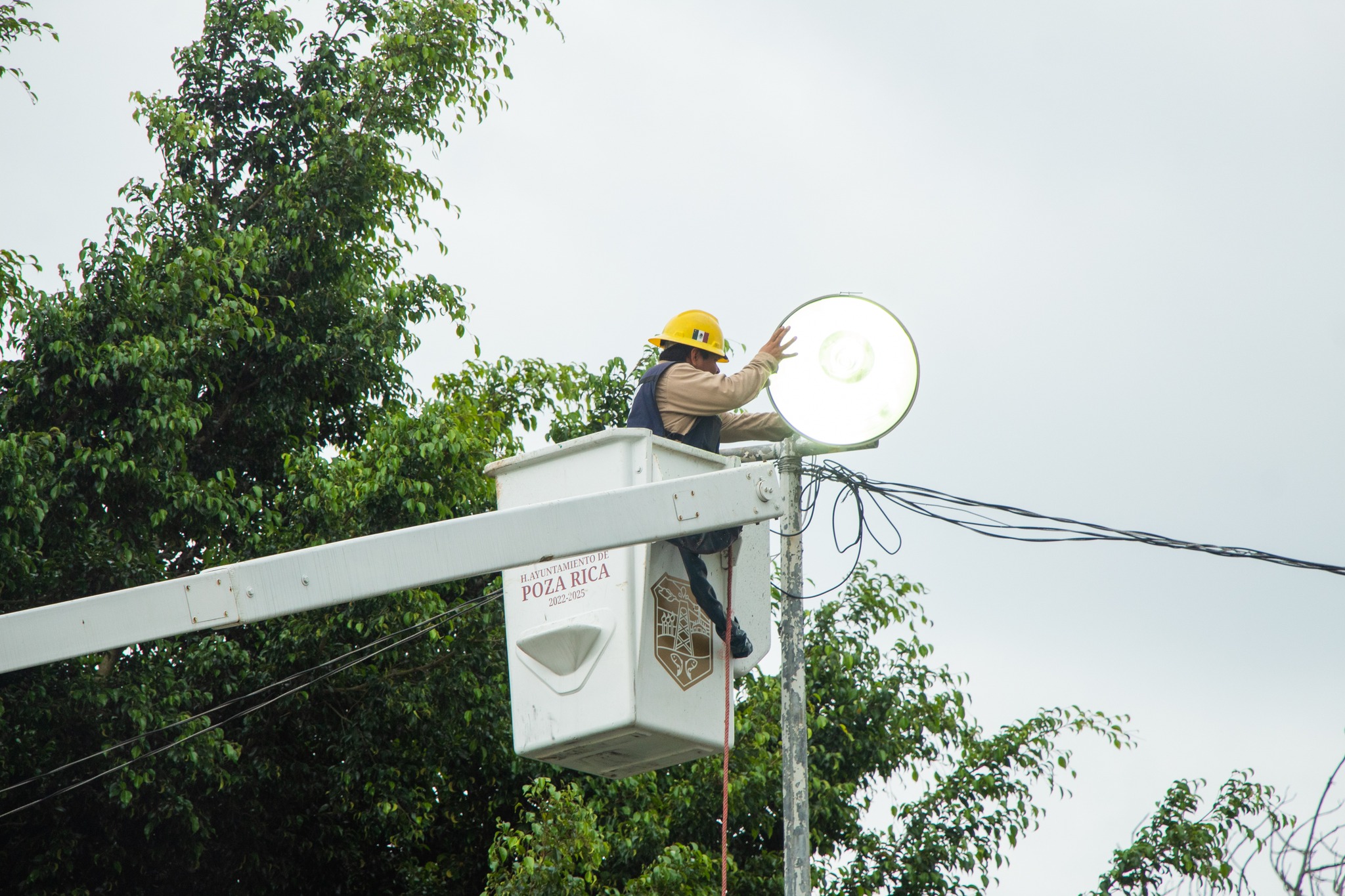 Continúan los trabajos para iluminar a Poza Rica
