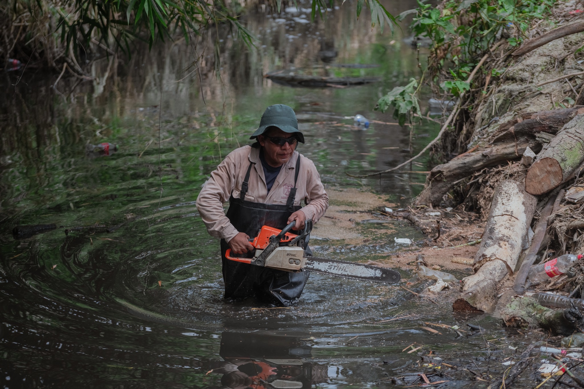 Jornada intensiva de limpieza en el arroyo El Hueleque