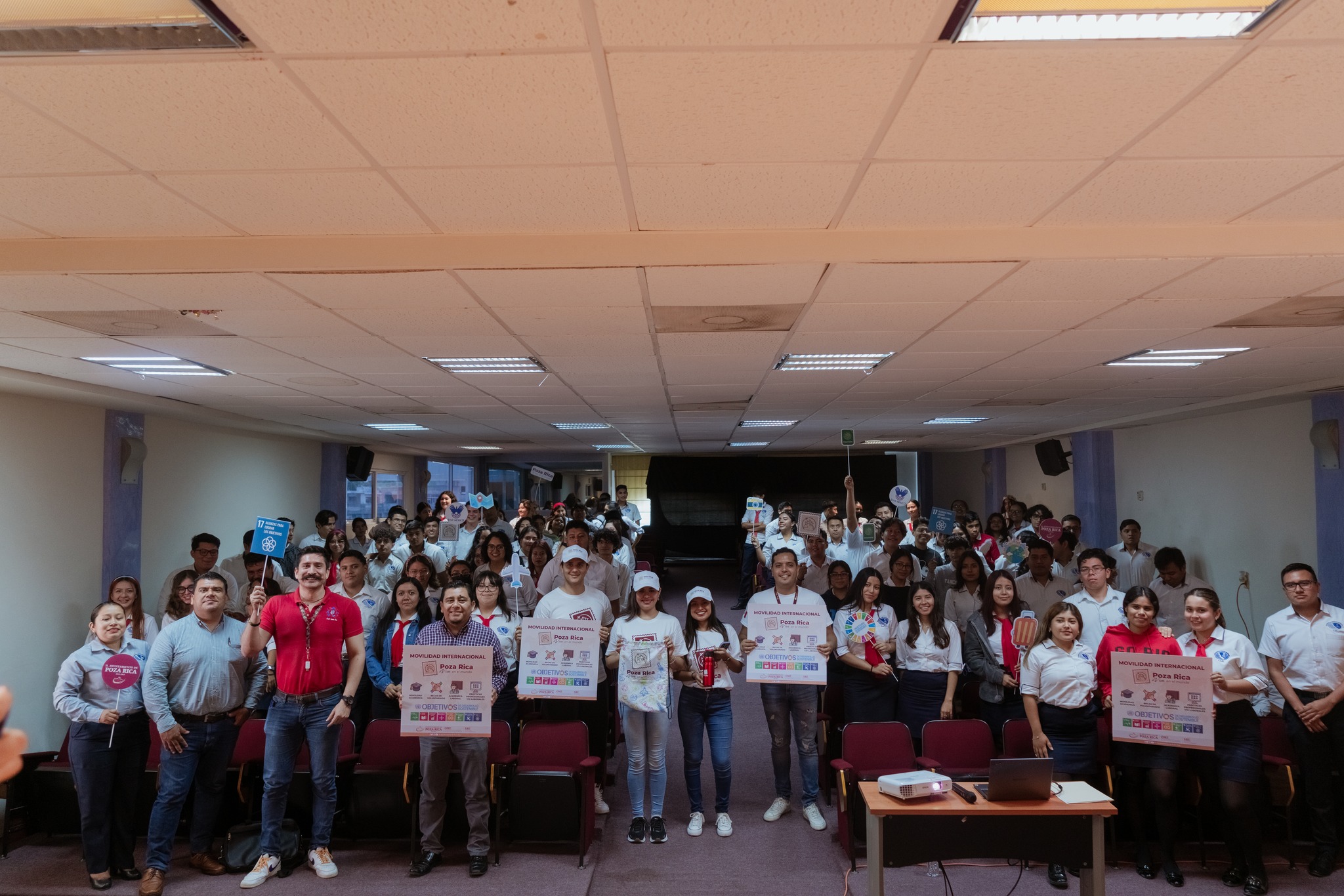 Plática informativa sobre las becas «Poza Rica Vive en el Mundo 2023”