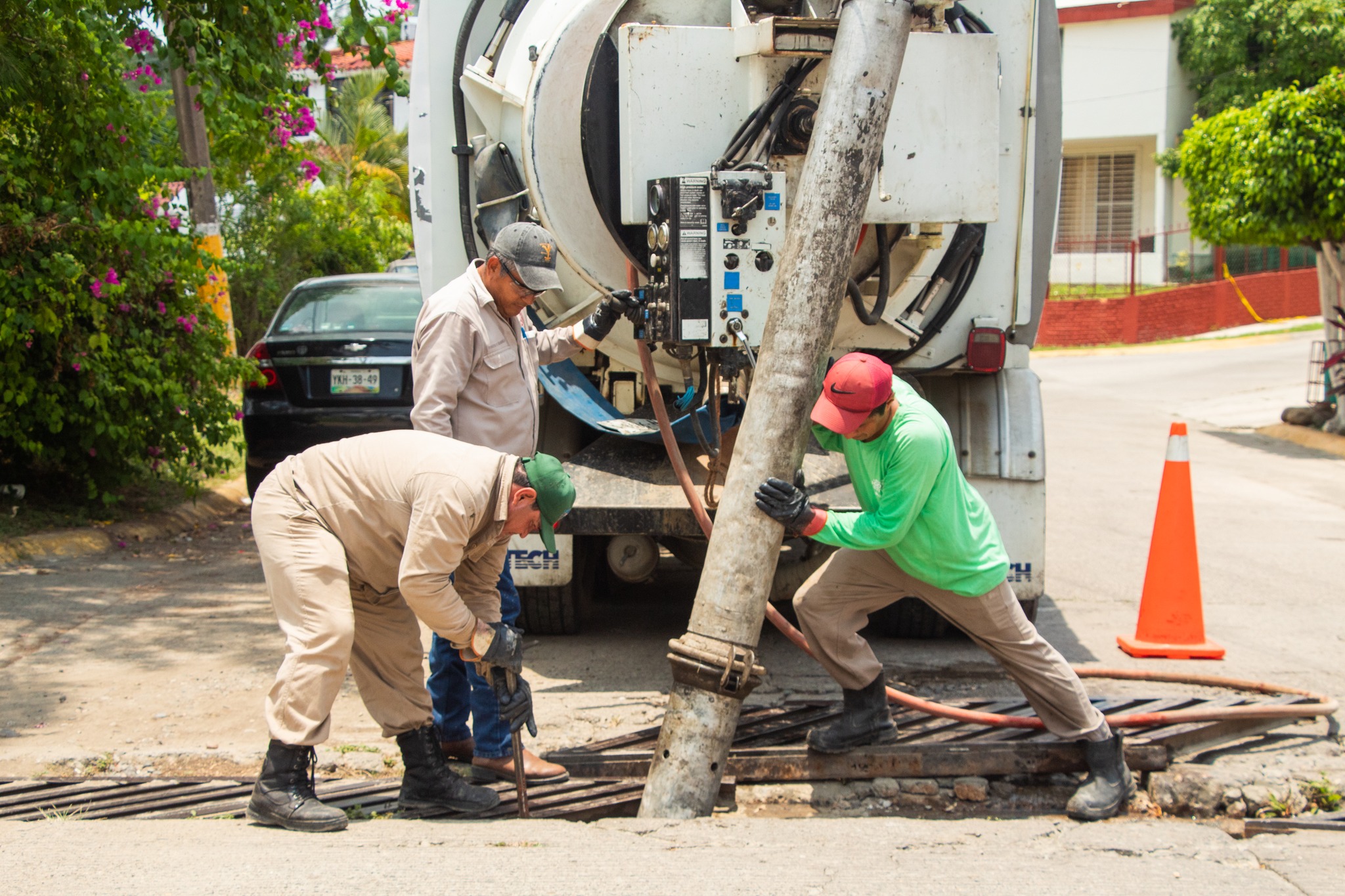 Desazolve de drenaje en el Fraccionamiento Heriberto Kehoe