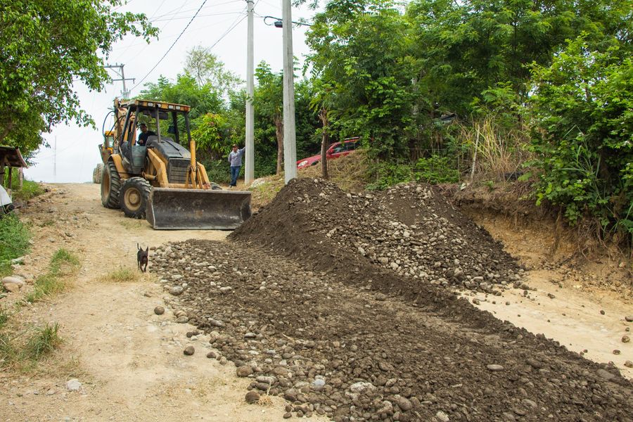 Trabajos de engravado en la colonia Ampliación Parcela 14