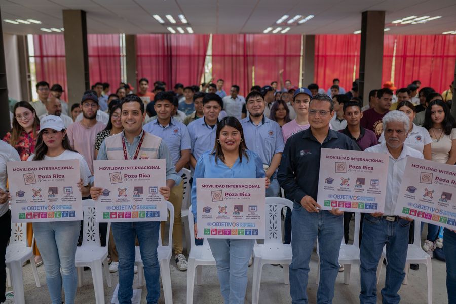 Plática informativa sobre el programas de becas Poza Rica Vive en el Mundo 2023