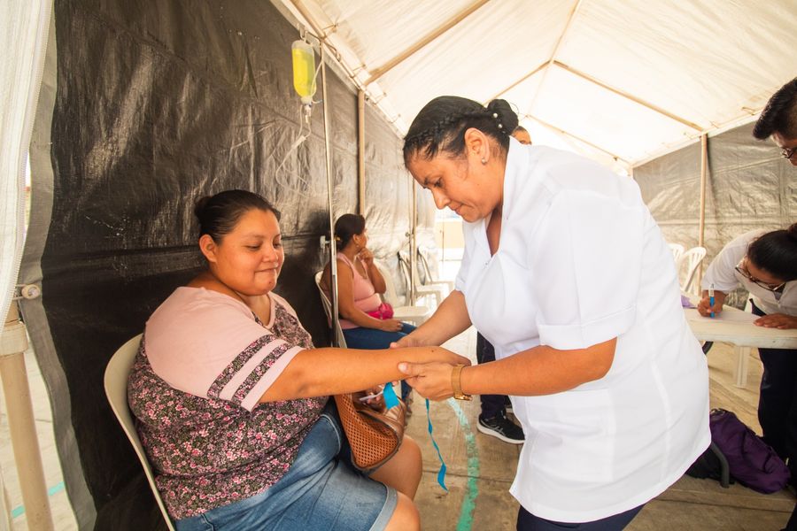 Equipo de profesionales brinda atención médica y pláticas en Poza Rica