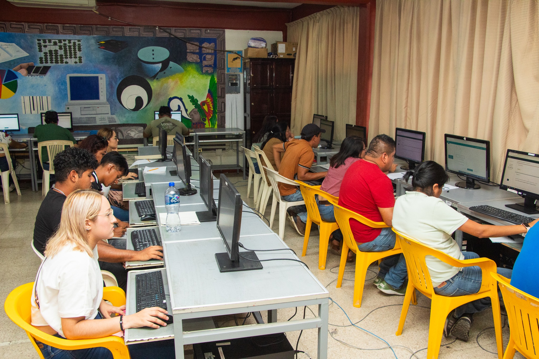 Jóvenes pozarricenses se someten a examen único para acreditar preparatoria