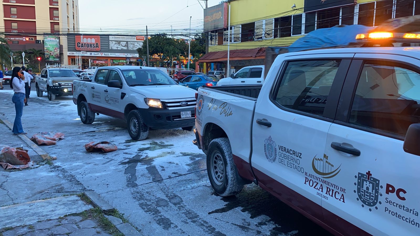 Se Exhorta a Tomar Precauciones en la Avenida Puebla Debido a Derrame de Aceite Hidráulico