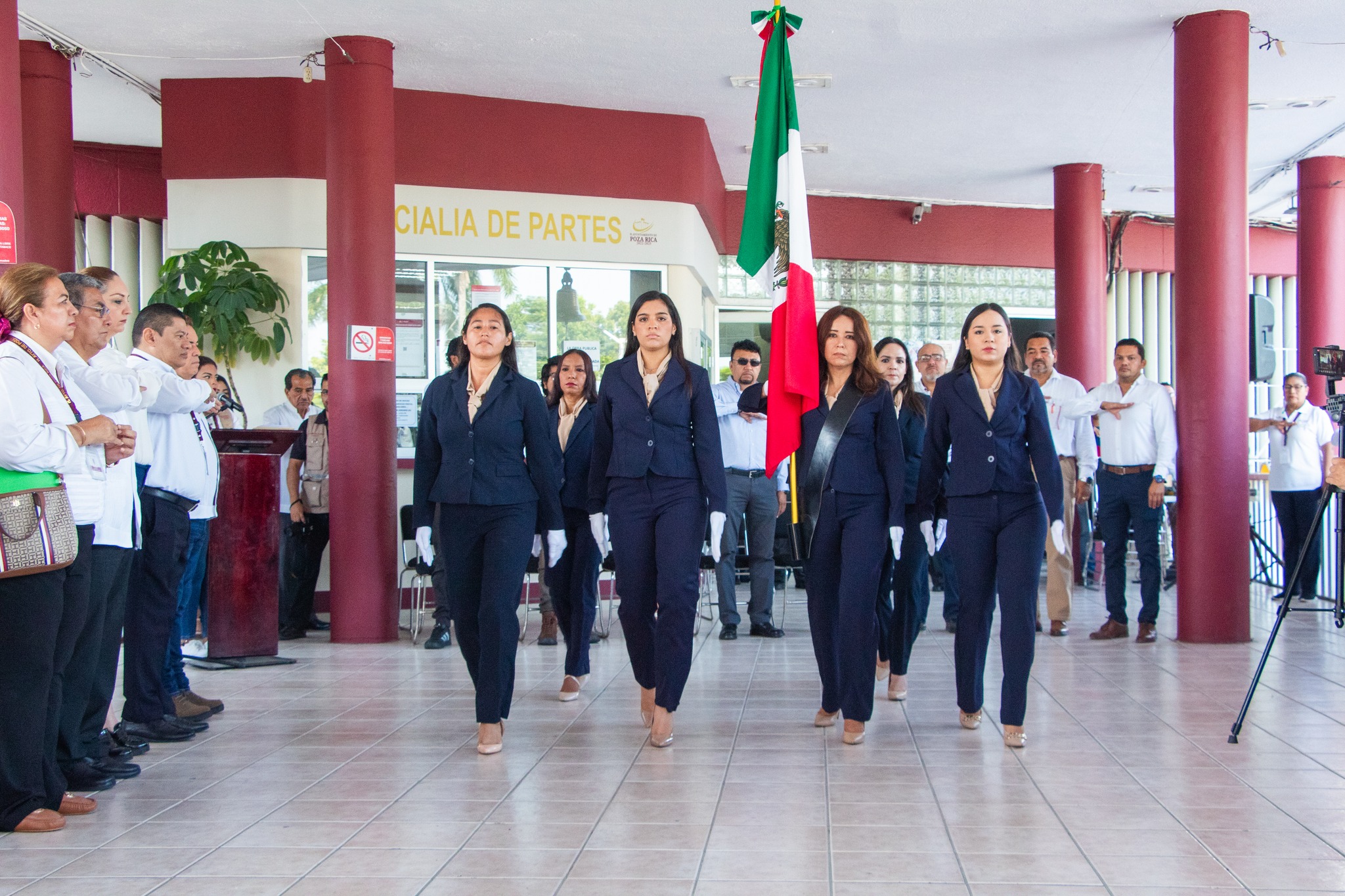 Izada de la Bandera Nacional a Media Asta en Conmemoración del 2 de Octubre de 1968