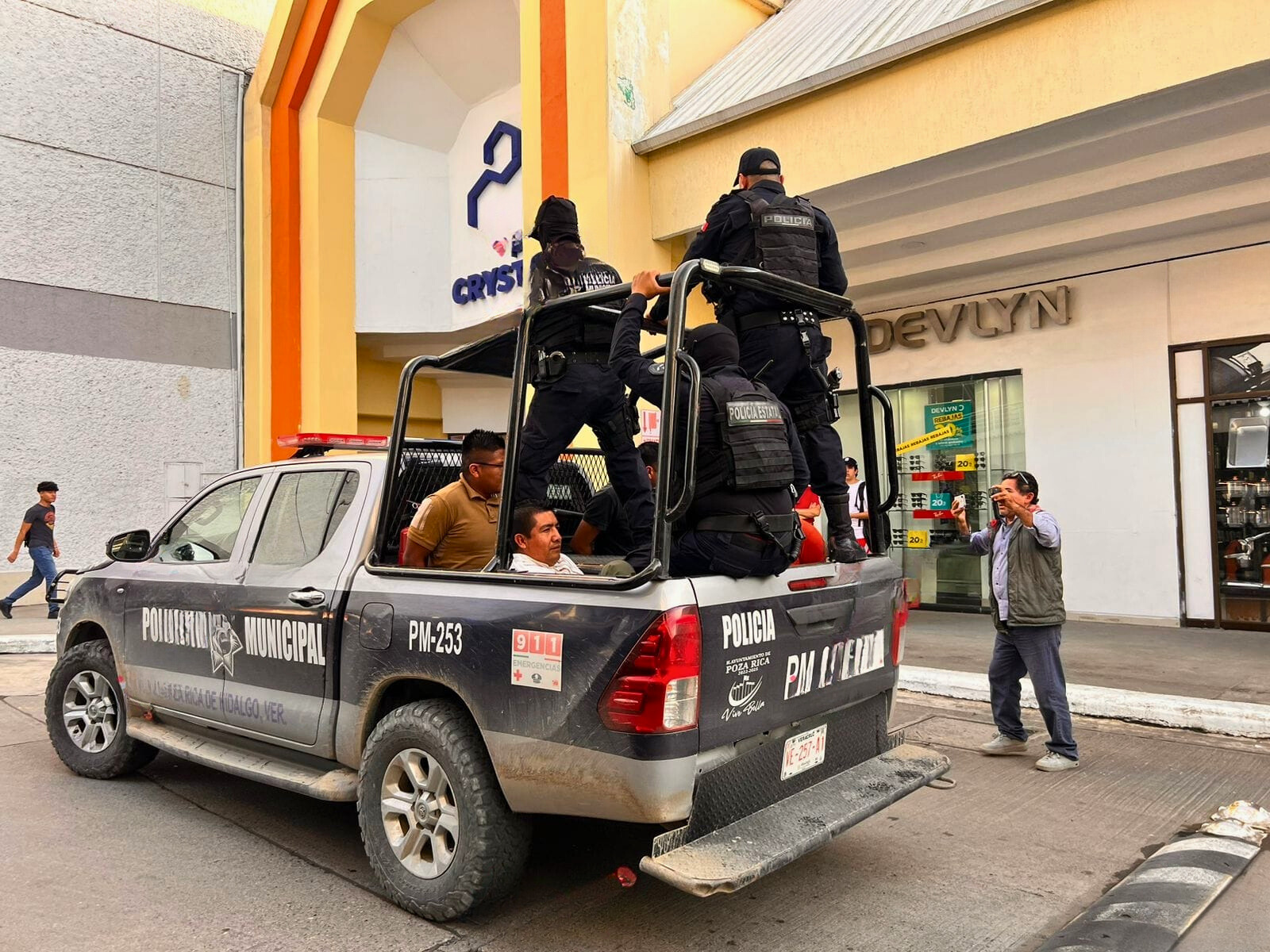 Caos en Poza Rica: Detenidos Escoltas y Reporteros del Diario Presente en Medio de Disparos