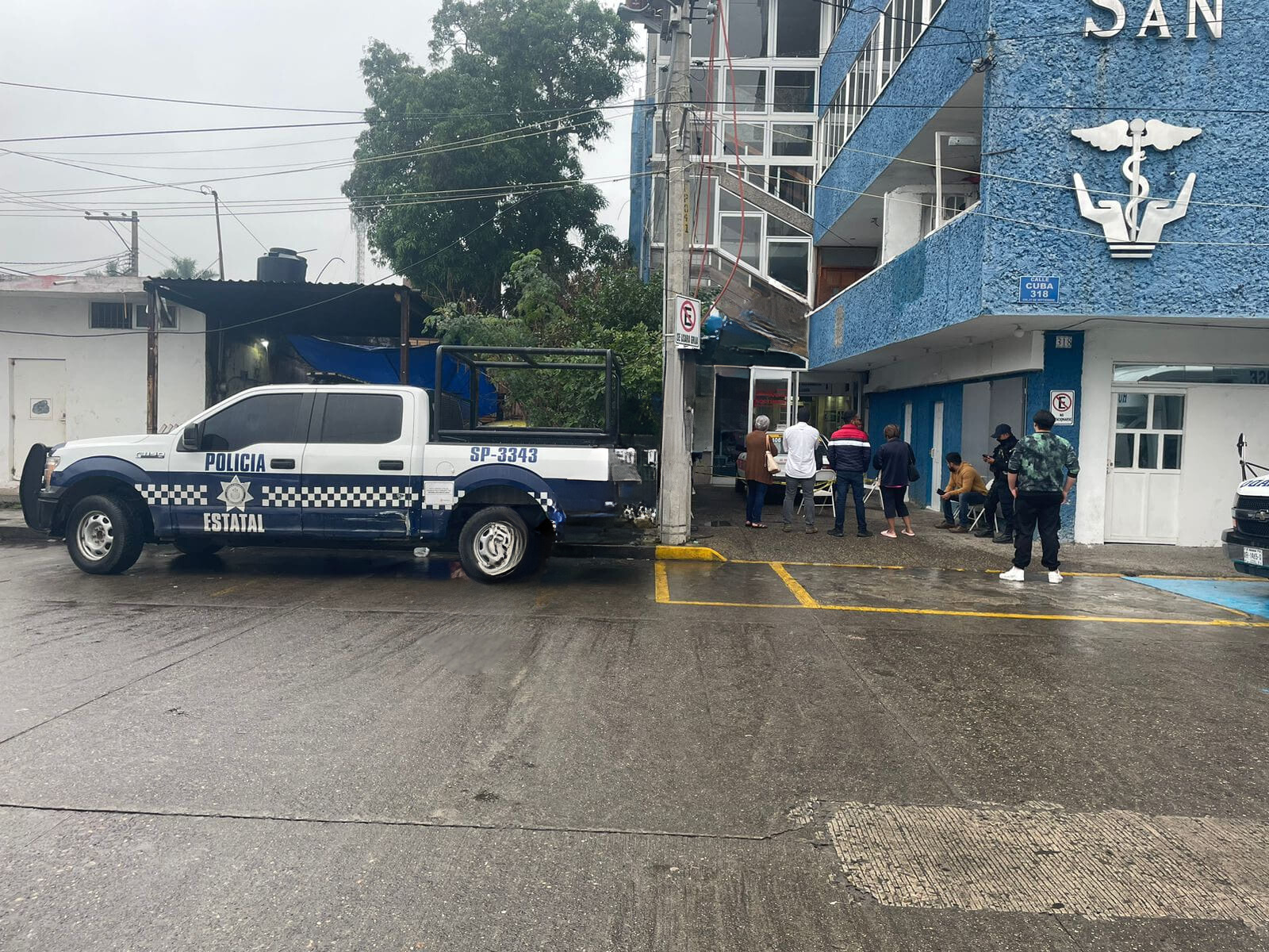 Fallece hombre en un taxi